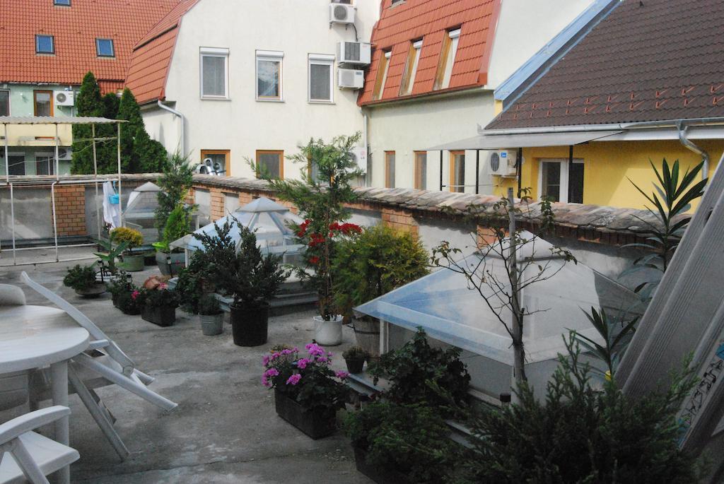 Karavan Panzio Hotel Kecskemét Esterno foto
